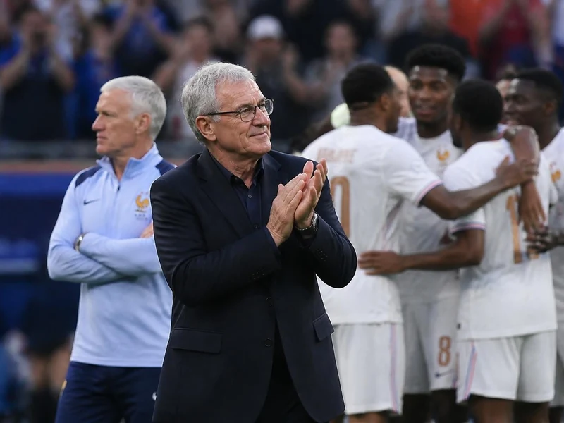 Guy Stéphan applaudit sur le bord du terrain pendant qu'il observe les joueurs de l'équipe de France célébrer un but