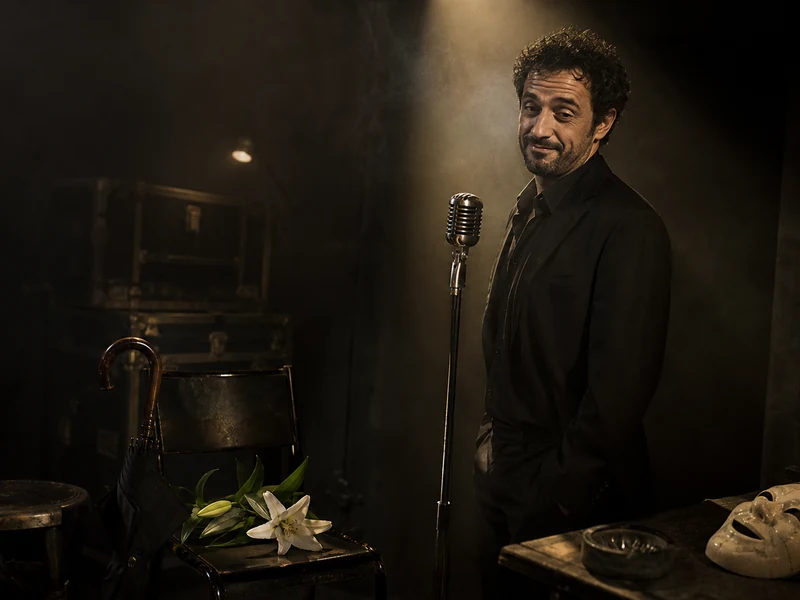 Un humoriste sous les projecteurs incarne un humour noir élégant et mordant.