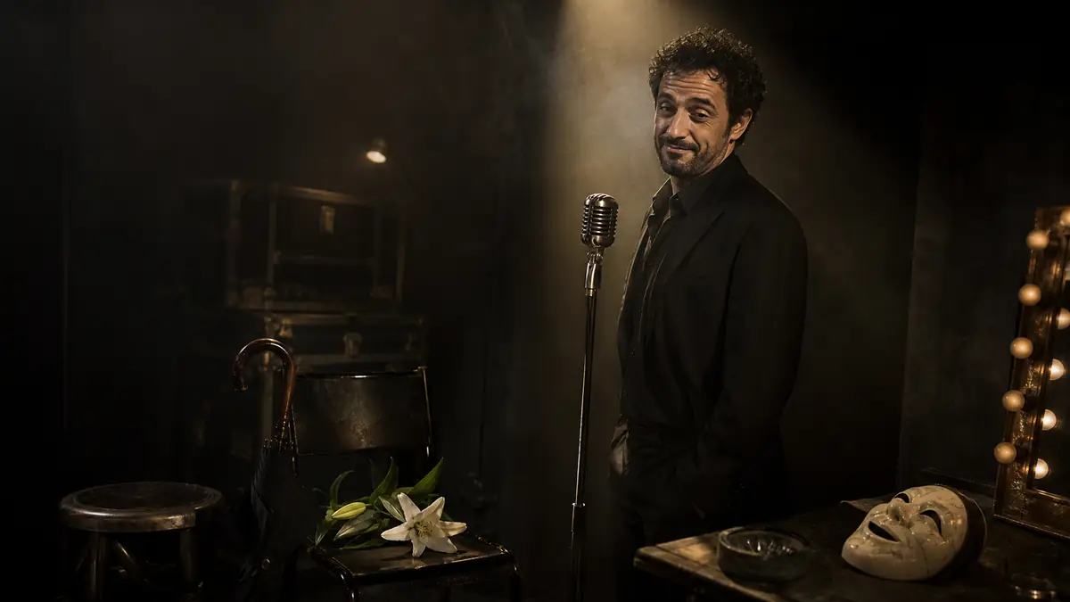 Un humoriste sous les projecteurs incarne un humour noir élégant et mordant.