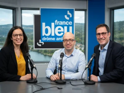 Les animateurs de France Bleu Drôme Ardèche sont assis dans un studio avec vue sur le paysage