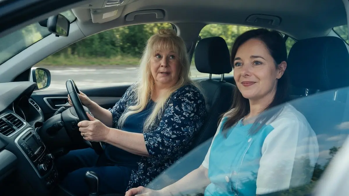 Deux femmes discutent sereinement dans une voiture et se disent je ne me laisserai plus faire