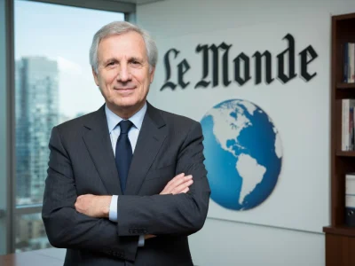 Jean-Marie Colombani se tient les bras croisés dans un bureau lumineux