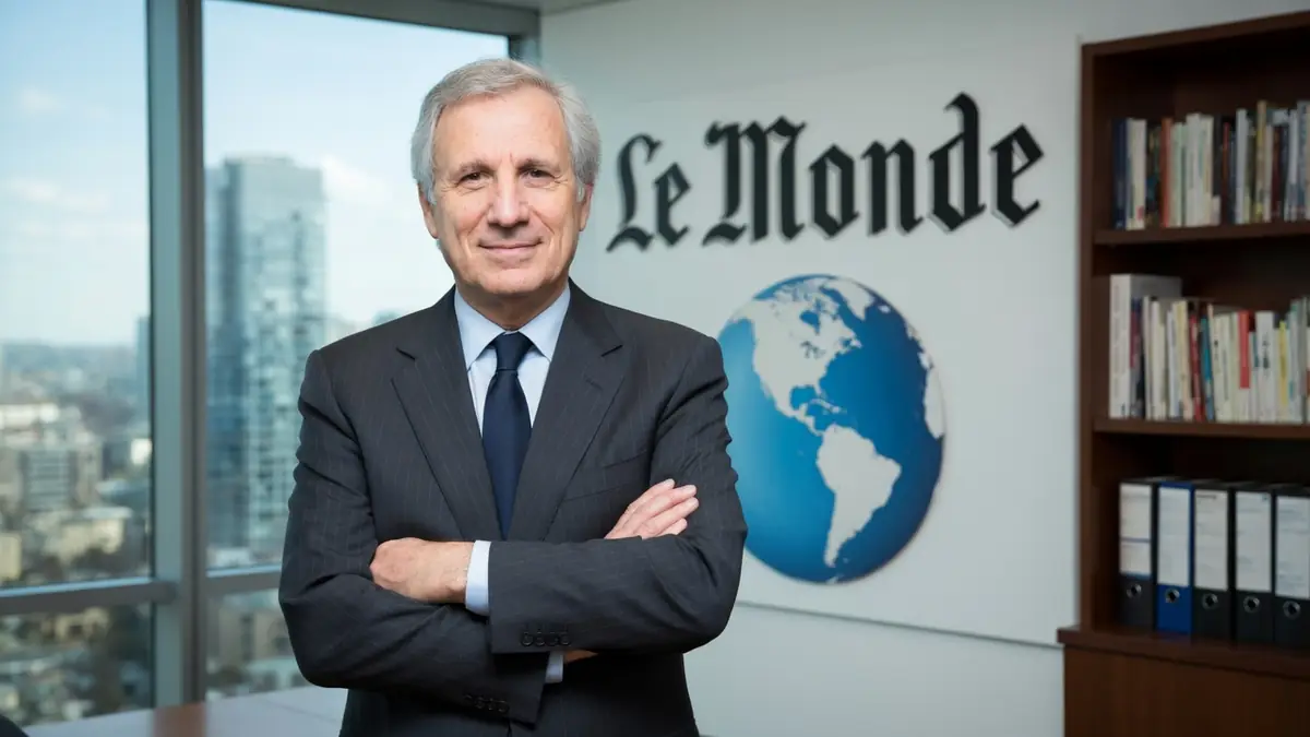 Jean-Marie Colombani se tient les bras croisés dans un bureau lumineux