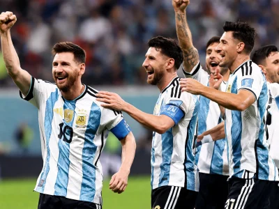 Lionel Messi et ses coéquipiers argentins célèbrent un but lors du match Jordanie – Argentine