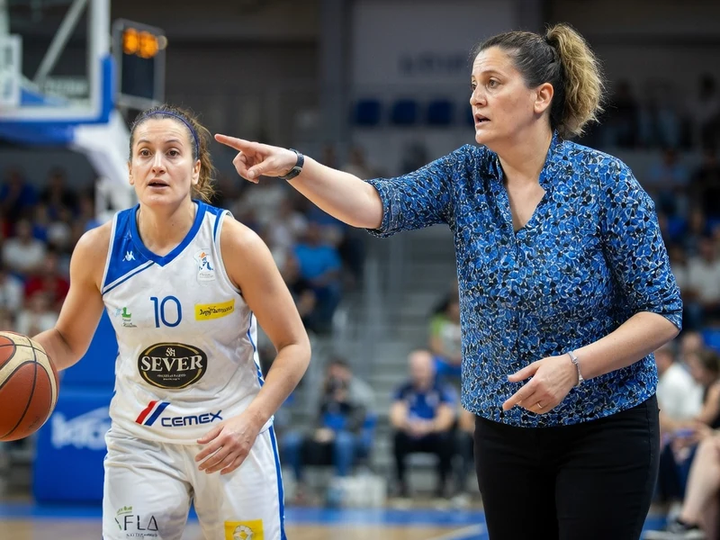 Julie Barennes pointe du doigt pour diriger la joueuse de basket