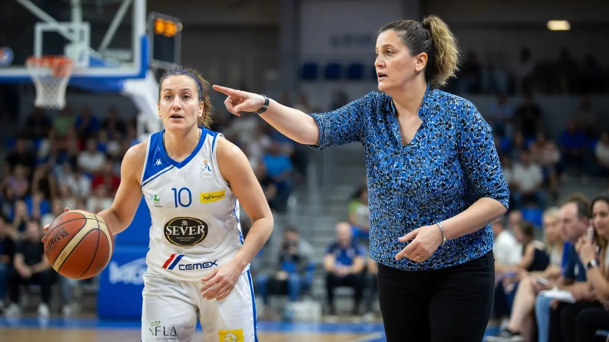 Julie Barennes pointe du doigt pour diriger la joueuse de basket