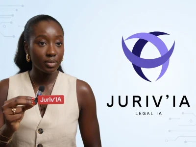 Une femme tient Juriv Ia entre le pouce et l'index