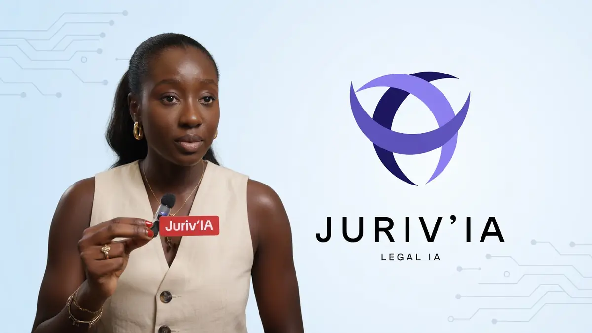 Une femme tient Juriv Ia entre le pouce et l'index