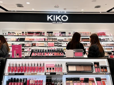 Des clientes examinent des produits de maquillage dans la boutique Kiko
