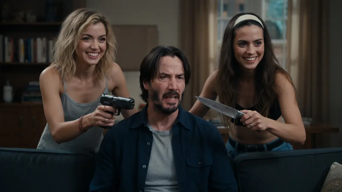 Deux femmes menacent un homme avec une arme et un couteau dans une scène du film Knock Knock