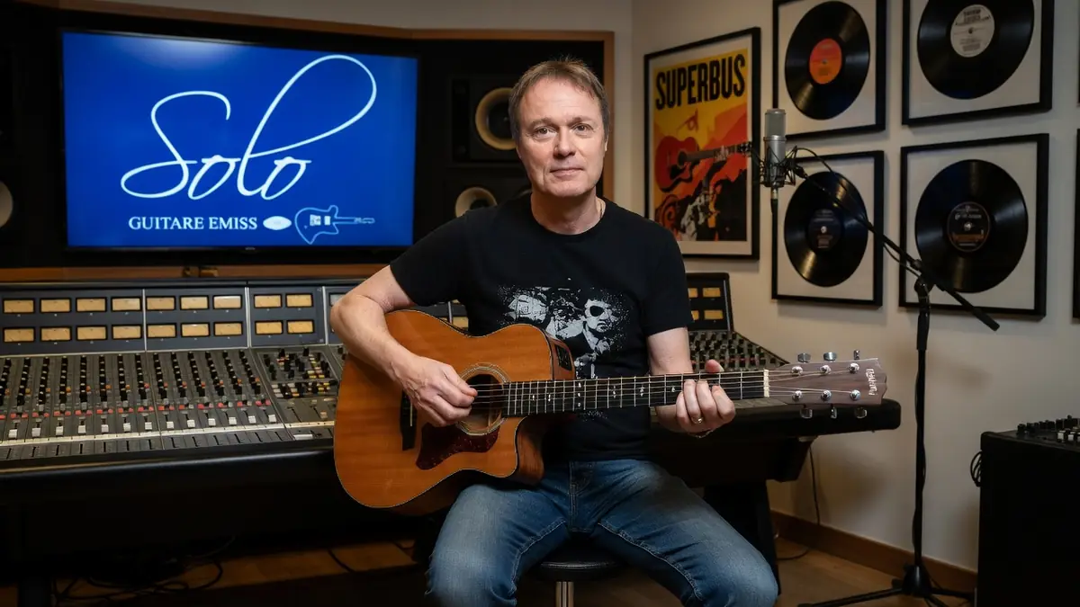 Michel Giovannetti joue de la guitare dans un studio d'enregistrement
