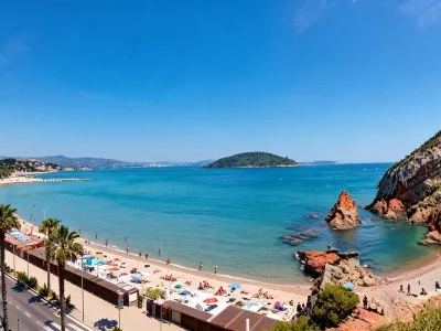 Les plages La Ciotat s'étendent devant une mer turquoise bordée de falaises