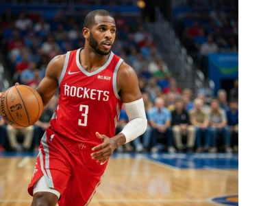 Chris Paul basketball en pleine course avec le ballon sur le court