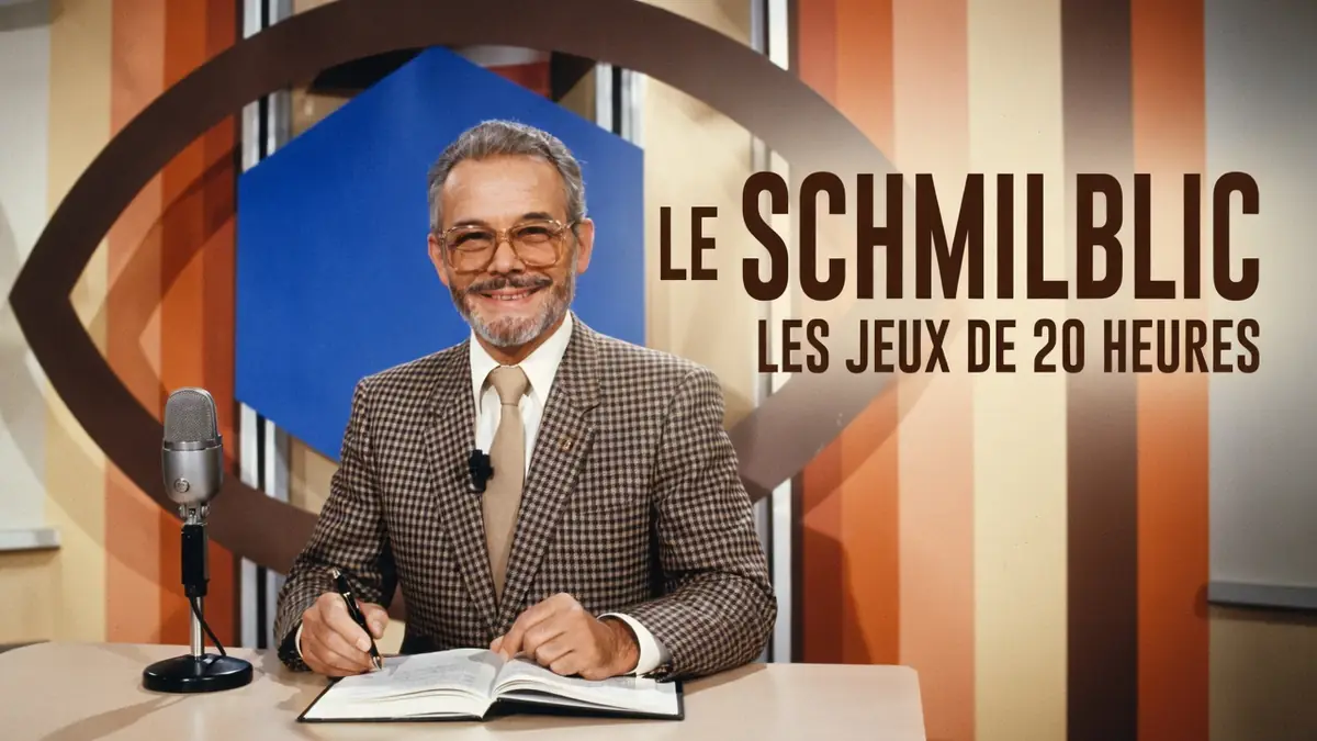 Jacques Solness est assis à une table avec un livre ouvert et un micro devant lui