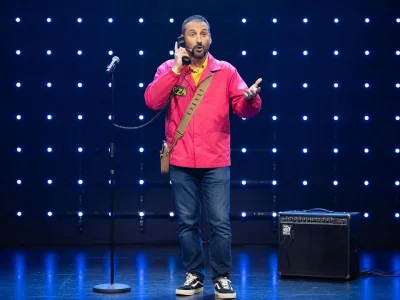 Arnaud Cosson s'adresse au public sur scène avec un micro à la main