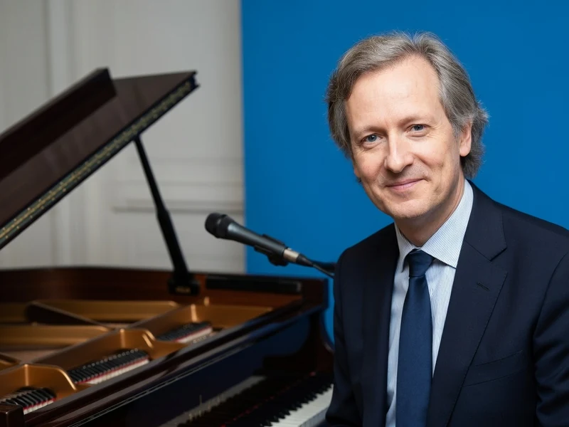 Pierre de Vilno souriant près d'un piano à queue