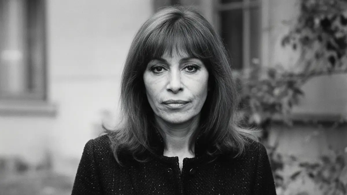 Portrait en noir et blanc de Florence Giorgetti fixant l'objectif