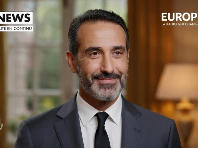 Un portrait professionnel d'olivier Benkemoun Wikipédia montrant un homme souriant en costume