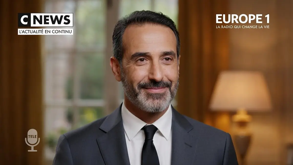Un portrait professionnel d'olivier Benkemoun Wikipédia montrant un homme souriant en costume