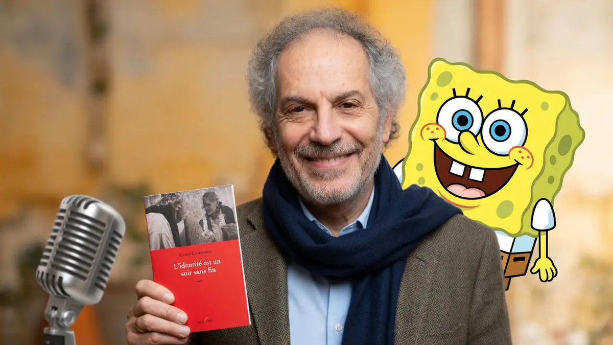Henri Courseaux sourit en tenant un livre près d'un micro et de Bob l'éponge