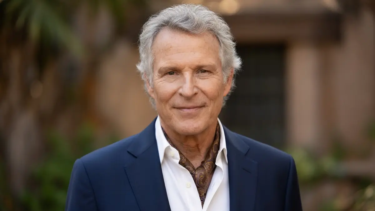 Frédéric Van den Driessche arbore un sourire discret dans son costume bleu