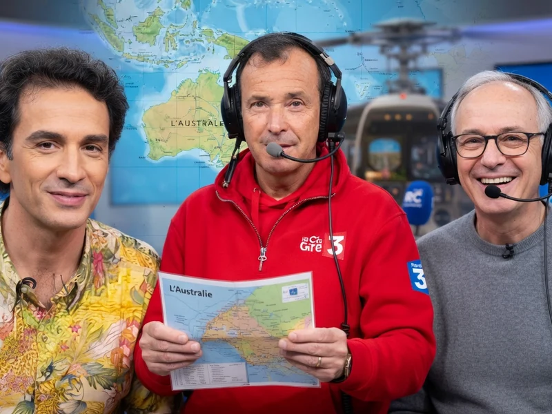 Marc Bessou tient une carte de l'Australie entre deux hommes portant un casque