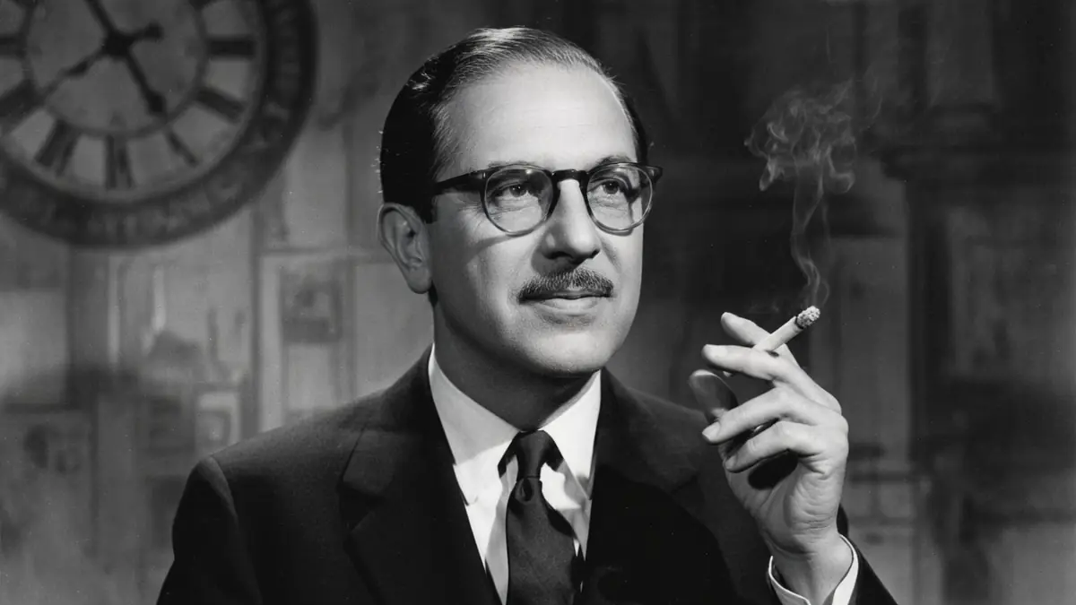 Henri Crémieux en costume et lunettes tient une cigarette fumante