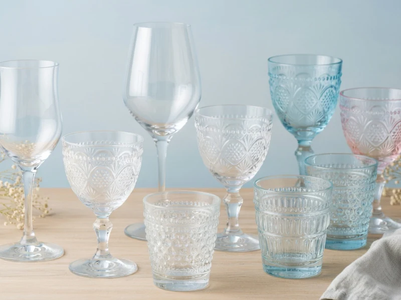 Une sélection de verre maison du monde aux motifs variés est disposée sur une table en bois