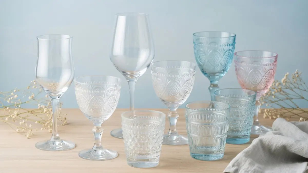 Une sélection de verre maison du monde aux motifs variés est disposée sur une table en bois