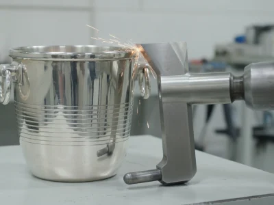 Une machine industrielle en action pour refraiser le rebord d'une pièce métallique