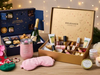 De nombreux produits de beauté et accessoires festifs sont présentés autour d'un calendrier de l'Avent femme