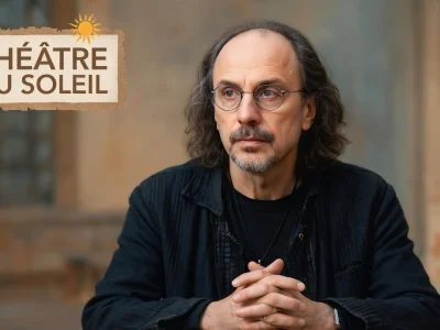 Gérard Desarthe regarde l'objectif les mains jointes