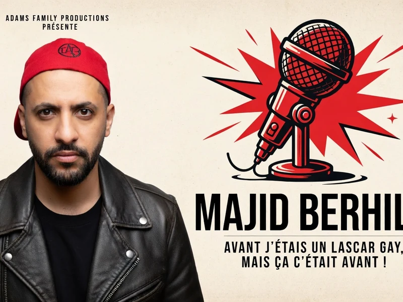 Majid Berhila vêtu d'une veste en cuir et d'une casquette rouge se tient près d'un micro stylisé