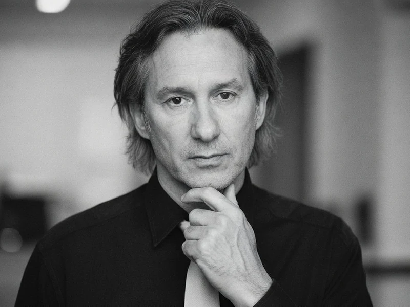 Philippe Russo est photographié en noir et blanc avec la main sur le menton