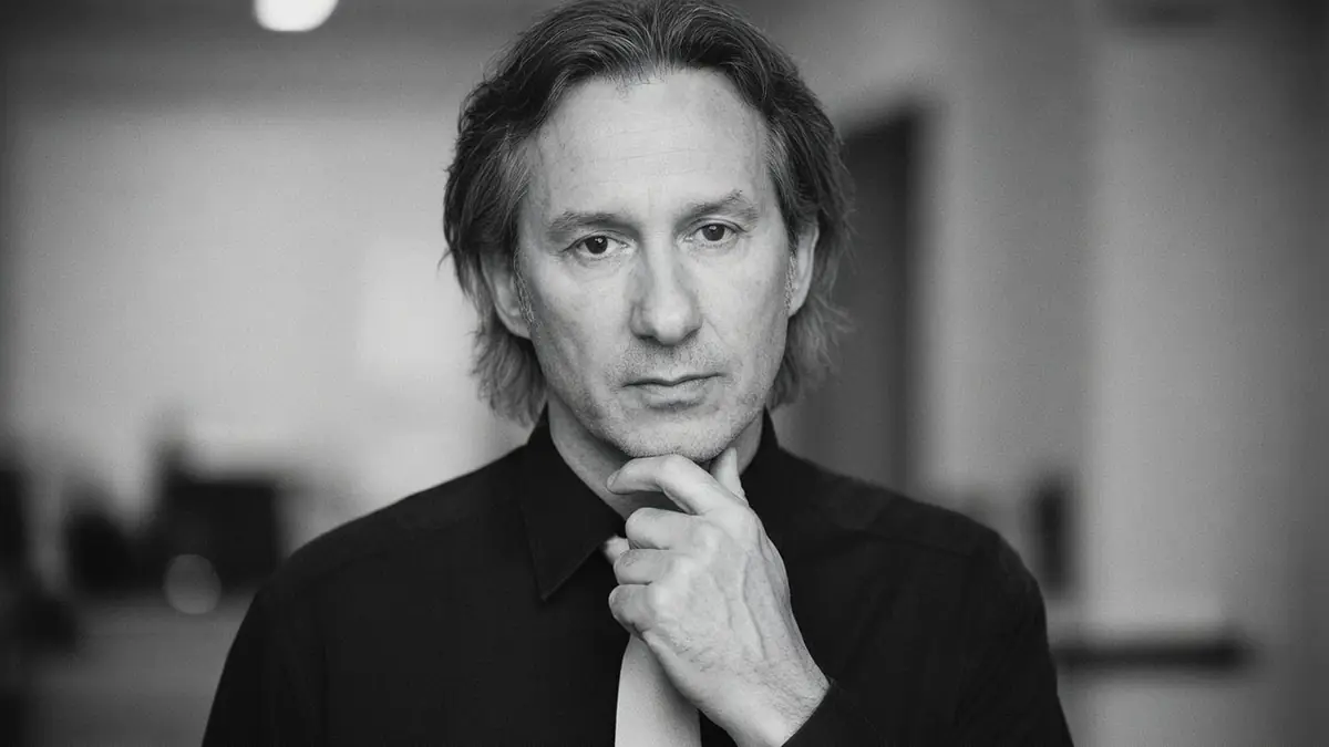 L&rsquo;art de se réinventer : le parcours singulier de Philippe Russo, de la lumière des projecteurs aux coulisses de l&rsquo;industrie musicale