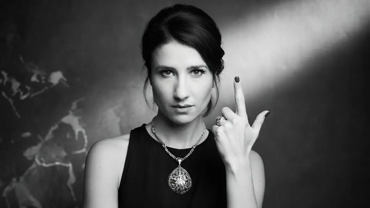 Marie S'infiltre regarde l'objectif tout en levant son majeur dans ce portrait en noir et blanc