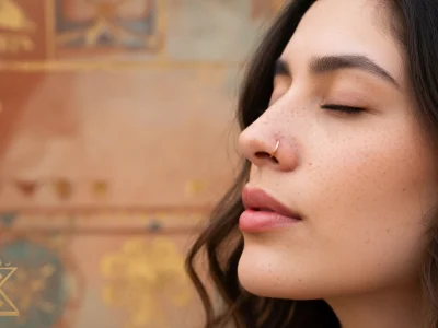 Portrait d'une femme aux yeux fermés présentant un piercing pour nez