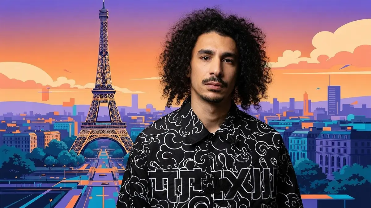 Ichem Bougheraba se tient devant la tour Eiffel et la skyline de Paris au crépuscule