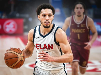 Clarence Nadolny avance avec le ballon lors d'un match de basket