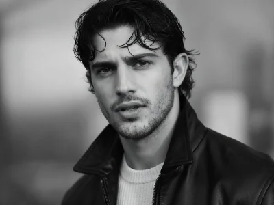 Portrait en noir et blanc de l'artiste Léo Vazzoler regardant intensément l'objectif
