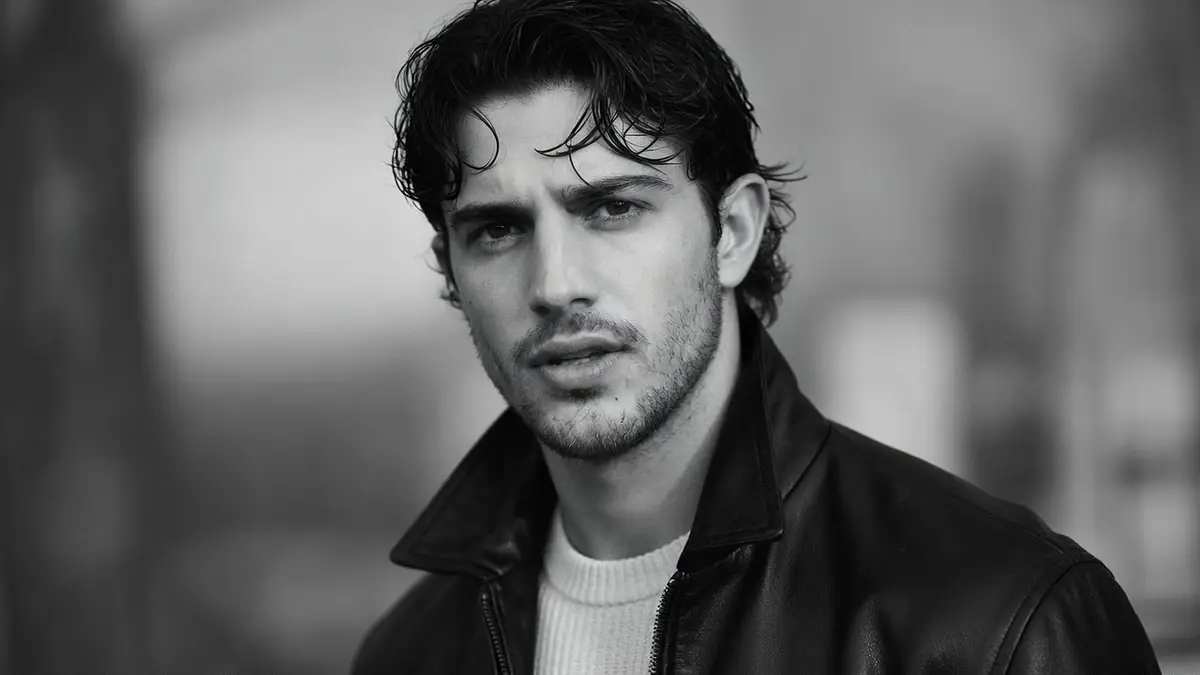 Portrait en noir et blanc de l'artiste Léo Vazzoler regardant intensément l'objectif