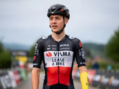 Louis Barré en tenue de cycliste avec un casque sur la tête