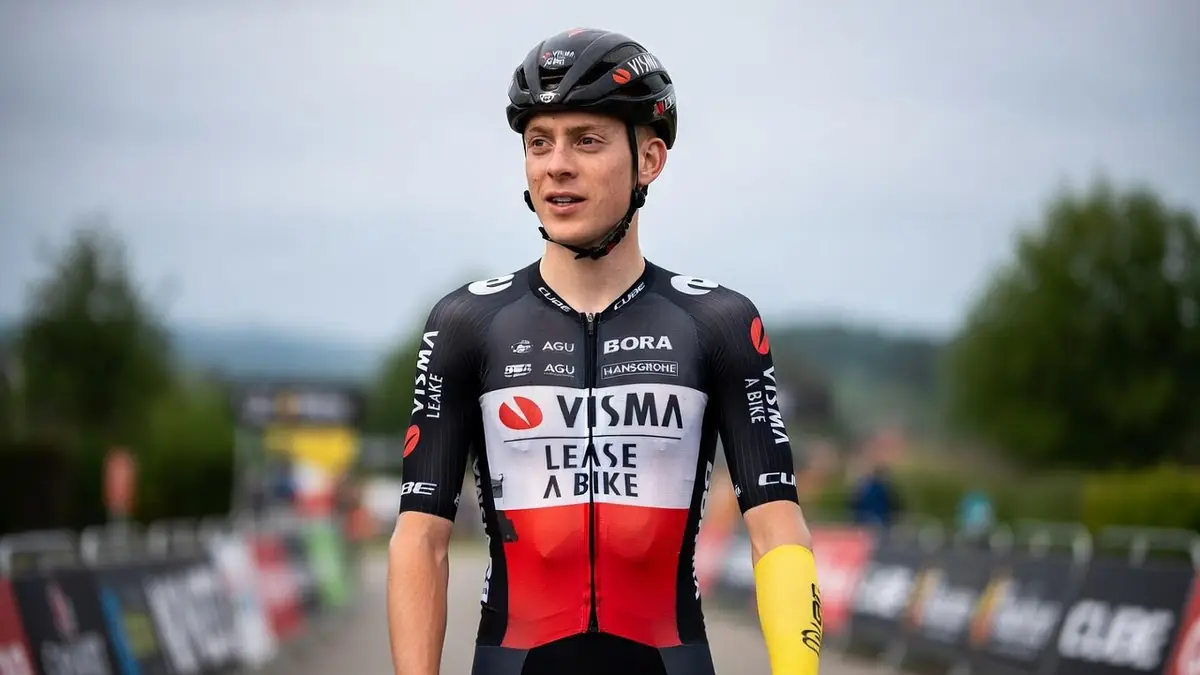 Louis Barré en tenue de cycliste avec un casque sur la tête