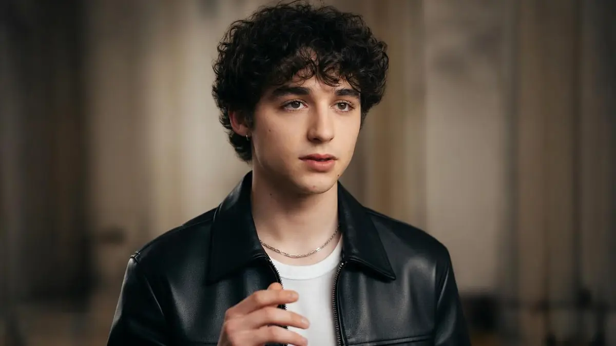 Portrait de Julien Le Berre portant une veste en cuir noir sur un t-shirt blanc