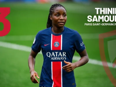 Thiniba Samoura évolue sur un terrain de football en maillot bleu