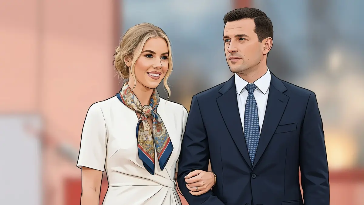 Maria Carolina de Bourbon des Deux-Siciles sourit aux côtés de son mari lors d'une sortie officielle.