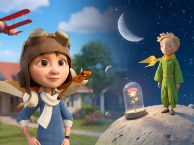 Scène de petit prince le film avec le petit prince et une jeune aviatrice près d'une rose