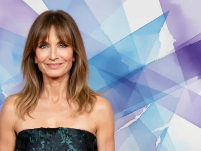 Laffont Axelle sourit dans une robe bustier devant un fond géométrique bleu et violet