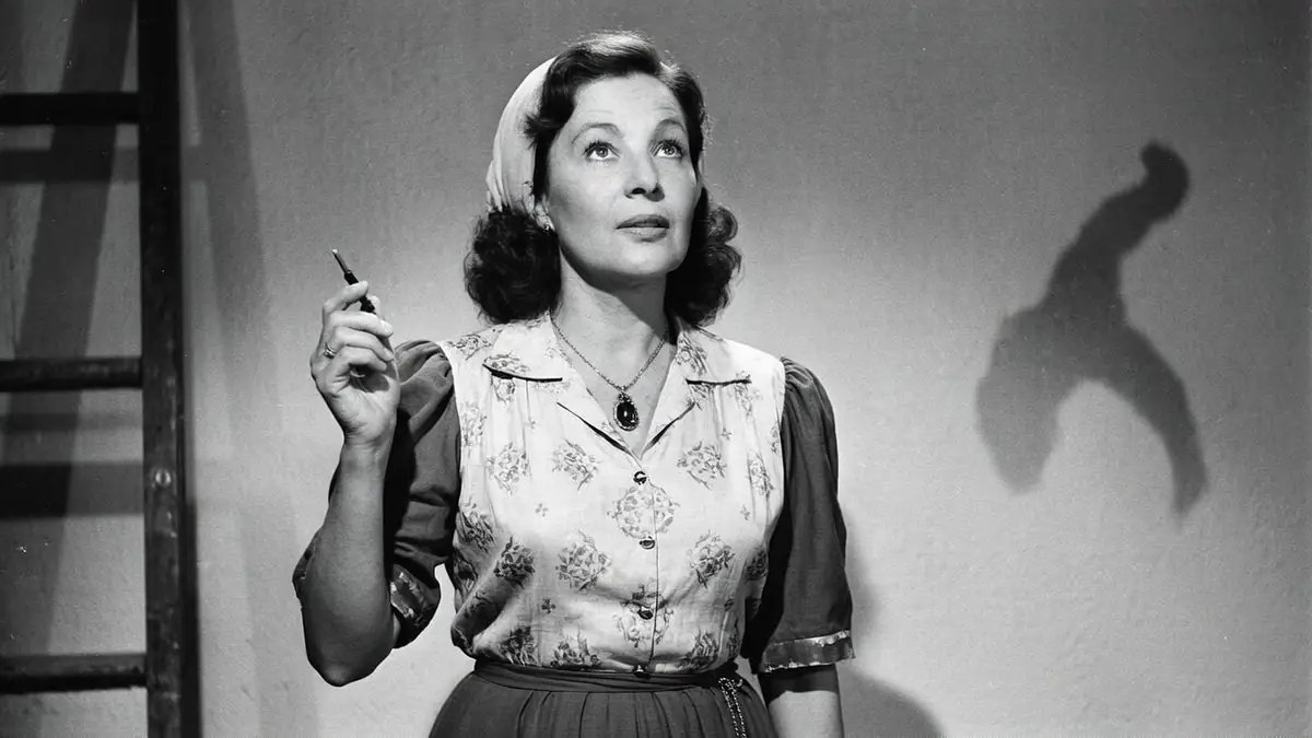 Lise Bourdin tient une cigarette et lève les yeux dans un portrait vintage en noir et blanc