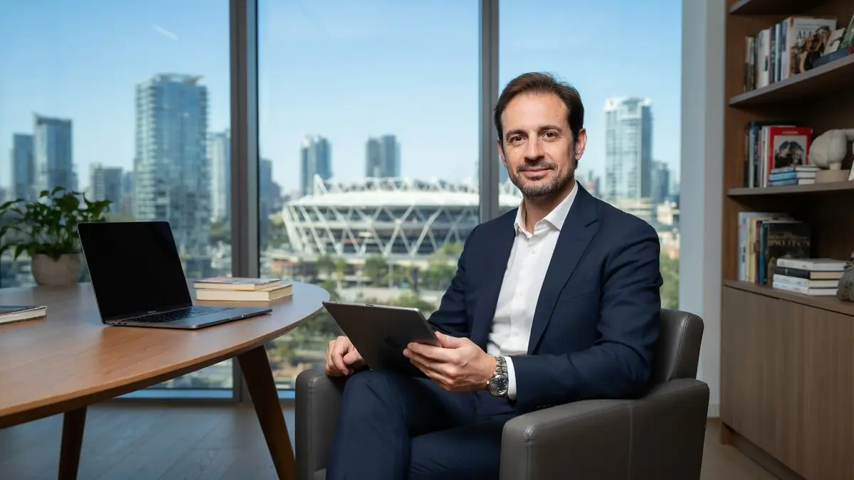 Alexandre Aulas est assis dans un fauteuil tenant une tablette dans un bureau avec vue sur la ville